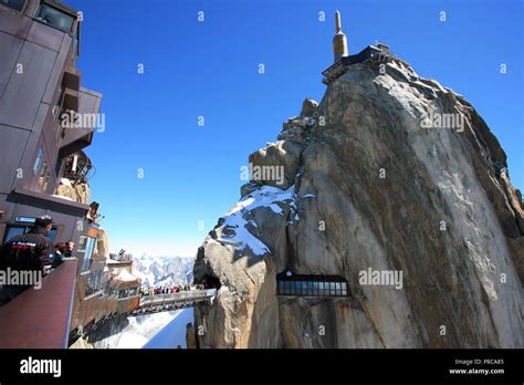 Touristen An Der Aussichtsplattform Auf Der Aiguille Du Midi In Das