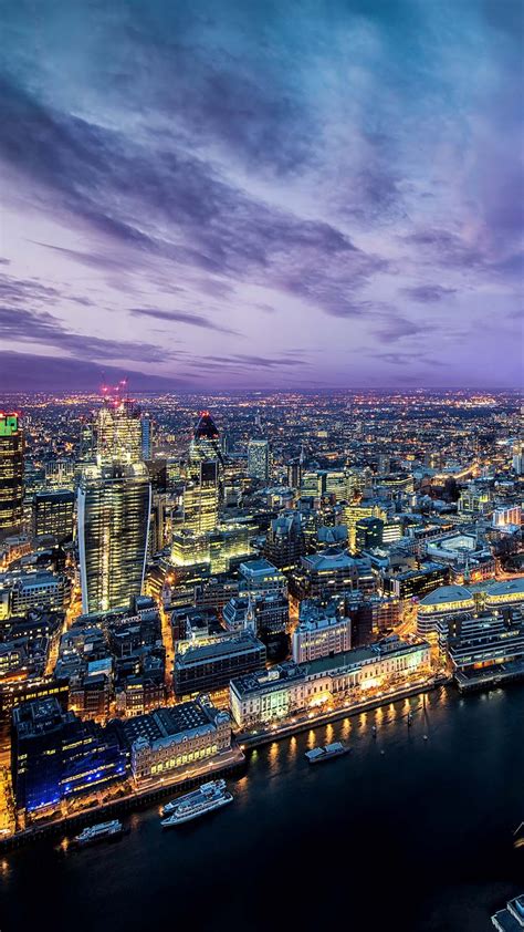 Gambar ini diambil oleh astronot dari stasiun luar angkasa. Wallpaper Android Pelabuhan Harbor Malam Hari dan Awan Ungu