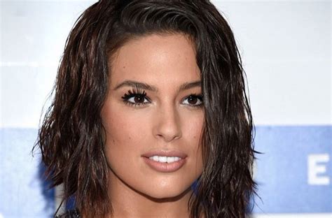 Ashley Graham Shows Off Her Freckles In Natural Glam Look