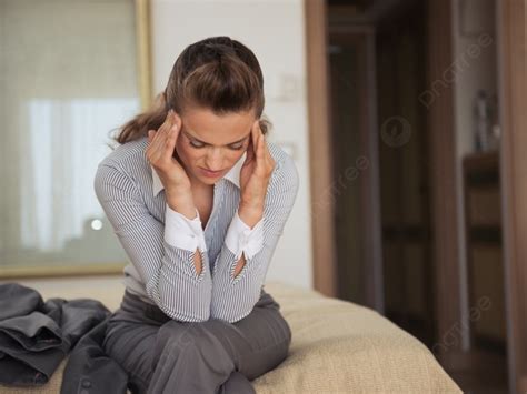 Background Stres Wanita Bisnis Duduk Di Tempat Tidur Di Kamar Hotel