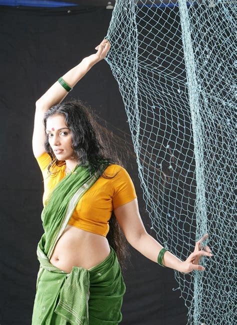 Bollywood Sexy Actresses And Actors Shwetha Menon In Ragile Kasi Movie