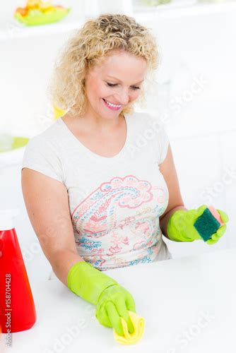 Blonde Hausfrau Beim Putzen Kaufen Sie Dieses Foto Und Finden Sie ähnliche Bilder Auf Adobe