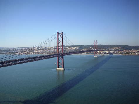 Just east of the bridge, the tagus suddenly broadens into a bay 7 miles (11 km) wide called the mar de palha (sea of straw) because of the way that 25th of april bridge. Lisboa - Guia completo de viagem | Vestir e Maquiar