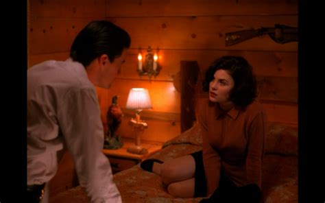 Twin Peaks Sherilyn Fenn Reportedly Returning For Showtime Revival Canceled Renewed Tv