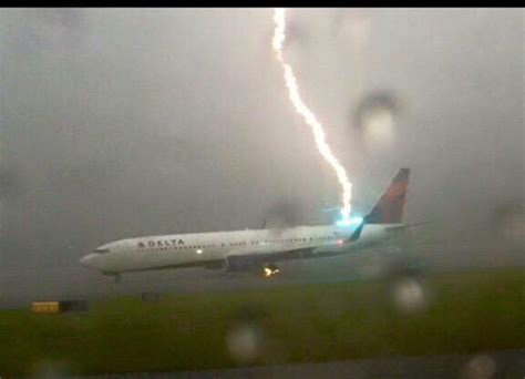 lightning strikes delta plane on atlanta runway photos images gallery 27999