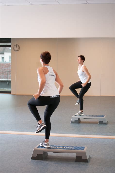 Finalsätze Damit Um Zu übungen - Effektive Übungen mit dem Steppbrett | Kübler Sport Magazin
