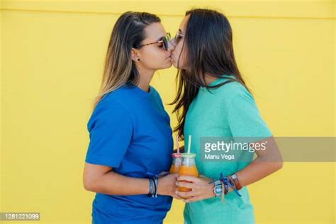 teenage girl kissing stockfoto s en beelden getty images