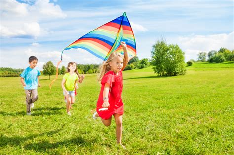Este clásico juego para niños al aire libre requiere seis o más personas y dos banderas (trozos de tela de diferentes colores). Jugar al aire libre en la infancia promueve en la adultez ...