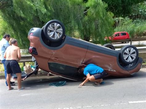 Mulher bate em veículo estacionado e capota carro na avenida Gerasa