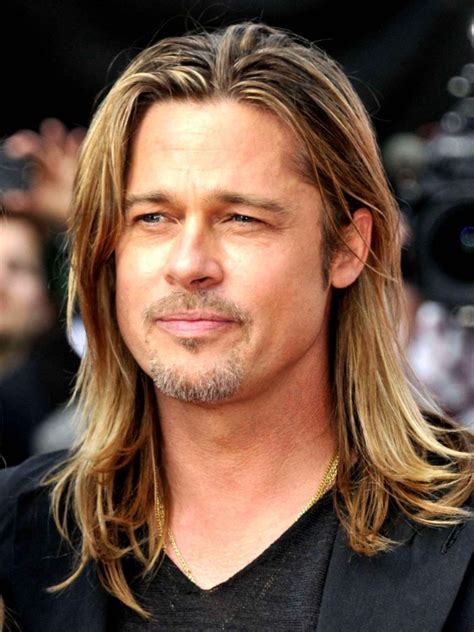 Puis, coiffez vos cheveux en arrière avec vos doigts ou un peigne, tout en poussant vos cheveux vers le haut pour leur donner du volume. 10 Photos de stars hommes avec les cheveux longs ou mi-longs