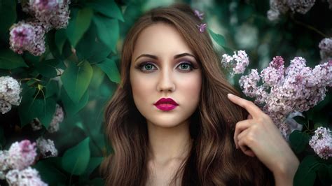 fond d écran visage femmes maquette fleurs brunette regarder la visionneuse yeux verts