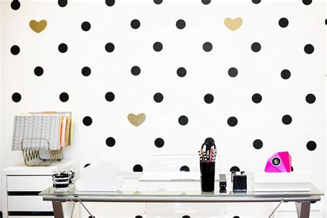 Whether you call them wall decals or wall stickers, these things are such a nifty way to give your room a facelift. Transform A Boring Wall with Vinyl | Cricut