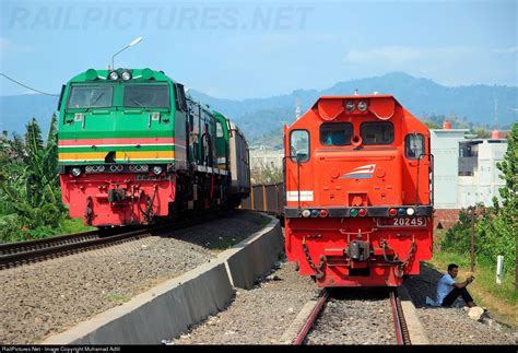 Railpictures Photo Kereta Api Barang Pt Kereta Api Indonesia Persero Cc 203 And Cc 202 At