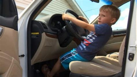 Vierjähriger stahl das Auto seines Urgroßvaters um an Süßigkeiten zu
