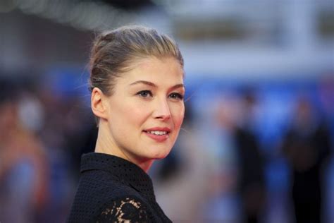 Rosamund Pike All Body Measurements Including Boobs Waist Hips And