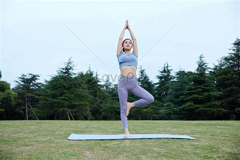 Gratis Foto Wanita Muda Melakukan Latihan Yoga Di Taman Unduh Di Lovepik