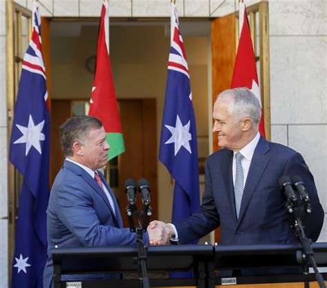 أما عند رؤية الملك وهو يقوم برعي البزاة فهذا يدل على أنه سوف يحصل على جيش عربي أو أنه سوف يمد بجيوش سوف تقوم بمساعدته كما أنها دليل على أنه ملك شجاع. جلالة الملك عبدالله الثاني و رئيس الوزراء الأسترالي مالكول ...