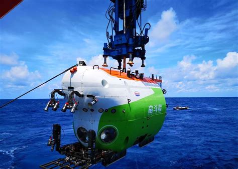 Manned Submersible Breaks Chinas Diving Record Cn