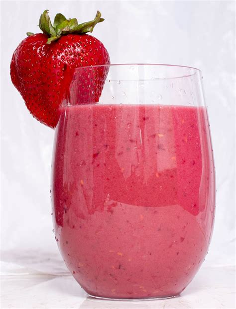 Strawberry Smoothie With Coconut Cream Femme4