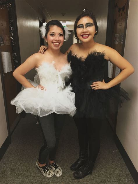Black And White Swan For A DIY Halloween Costume Disfraz