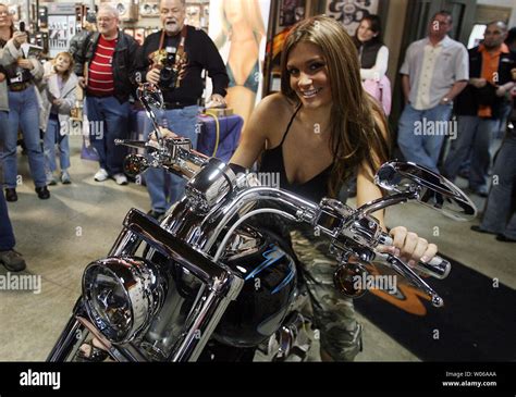 Playbabe Playmate Jordan Monroe sitzt auf einem Motorrad während ein Foto schießen während bei