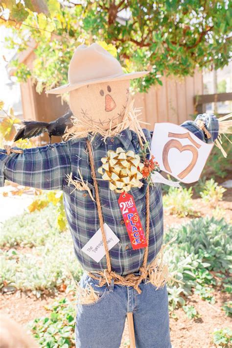 28 Inspirational Scarecrow Man Decor Ideas For This Halloween