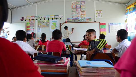 A ideia é fazer com que o aluno possa aprender em uma aula de inglês online o que os demais cursos ensinam em um. Fotos: Guatemala: Aulas que se caen a pedazos | Planeta ...