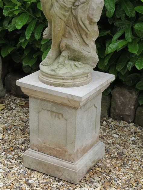 Cast Stone Garden Venus Goddess Statue On Plinth