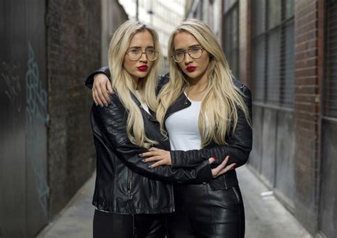 Portraits Of Identical Twins Reveal Their Similarities And Differences My Modern Met