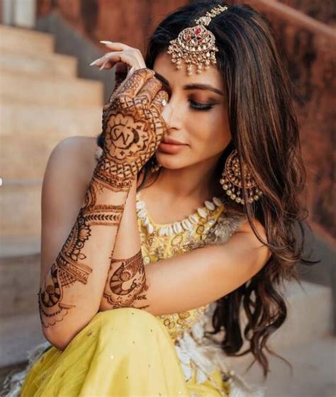 Actress Mouni Roy Mehendi Beautiful Pics અભિનેત્રી મૌની રોયે હાથમાં મહેંદી સાથે તસવીરો કરી શેર