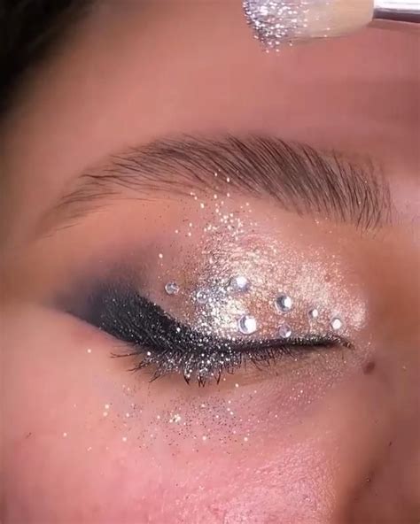 Smudged Eyeliner And Glitters On The Lid Eye Makeup Video Maquillaje