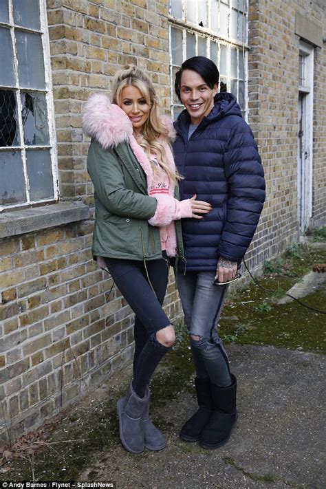 Bbc weervrouw louise lear stond op het punt om de kijkers het weer te vertellen toen ze opeens. Olivia Attwood and Holly Hagan scream on Celebrity Ghost Hunt Live | Daily Mail Online