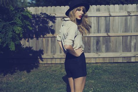 Taylor Swift Red Album Photoshoot Hd Wallpaper Taylor Swift Red Album