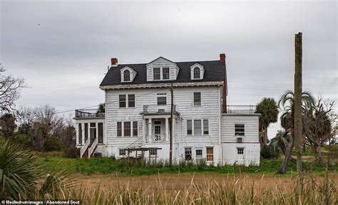 Empty And Abandoned Haunting Pictures Show The Remains Of Wooden Home