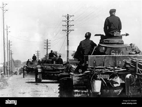 German Tank Column On The Eastern Front 1941 Stock Photo Alamy