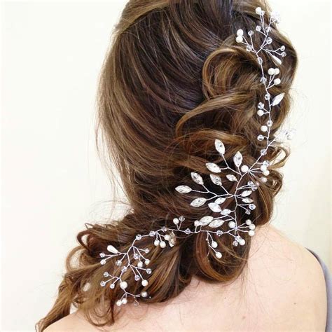 Long hair gives lots of styling options, especially for those brides who want to look romantic on their wedding day. 30+ Beach Wedding Hairstyles Ideas, Designs | Design ...