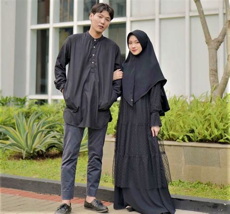 9 Ide Outfit Hijab Nuansa Hitam Ala Julia Prastini