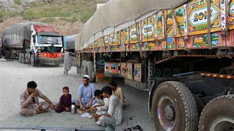 گذرگاه مرزی تورخم میان پاکستان و افغانستان به روی کاروان‌های تجارتی
