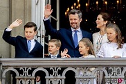 Federico y Mary de Dinamarca con sus cuatro hijos saludando por el 50 ...