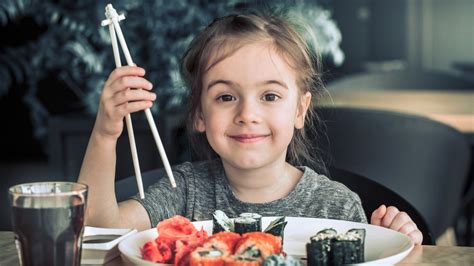 Peut On Manger Des Knacki Périmé - A partir de quel âge mon enfant peut-il manger des sushis ou un steak