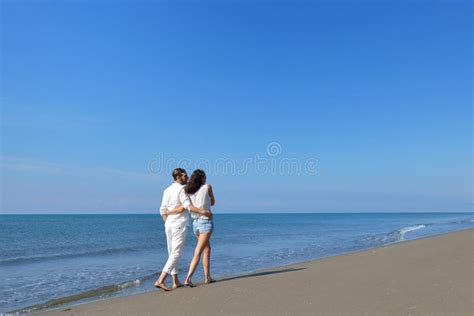 9225 Beach Couple Walking Romantic Travel Stock Photos Free
