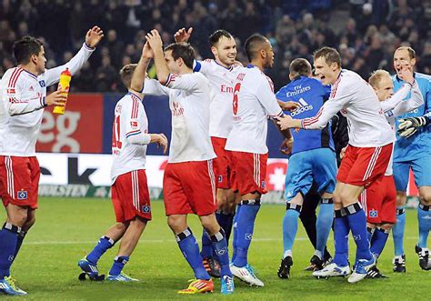 Paper bags in the form of football shirts represent a selection of the most exciting moments. HSV-Trikot mit einer Spieler-Unterschrift Ihrer Wahl