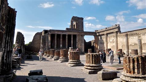 Pompei, milattan önce 79 yılında oldukça zengin, deniz kıyısında, capri pompei şehri hakkında efsaneye varan birçok söylenti bulunmaktadır. ItalyGuides.it: Pictures of Pompeii, photo gallery and movies of Pompeii Italy - ItalyGuides.it