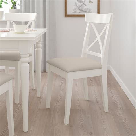 Hjelper med å spare plass fordi du får både en stol og et håndklestativ samtidig. INGOLF Stol, hvit/Hallarp beige - IKEA