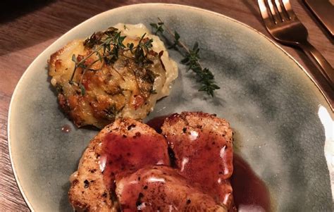 Maybe you would like to learn more about one of these? Varkenshaasmedaillons in portsaus met aardappeltorentjes ...