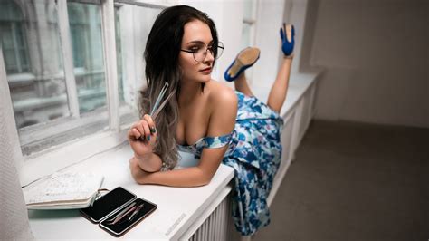 Wallpaper Dress Tanned Lying On Front Women With Glasses Window