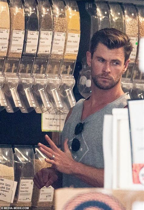 Chris Hemsworth Shows Off His Bulging Biceps As He Shops In Byron Bay Chris Hemsworth
