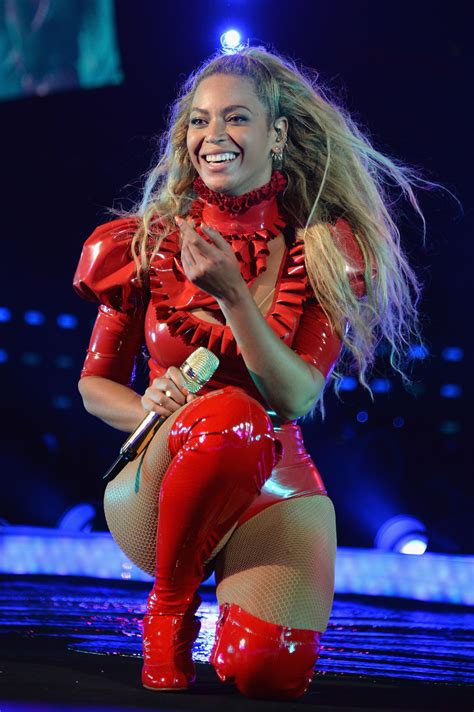 Beyoncés Second Valentines Day Look Was A Sparkly Hot Red