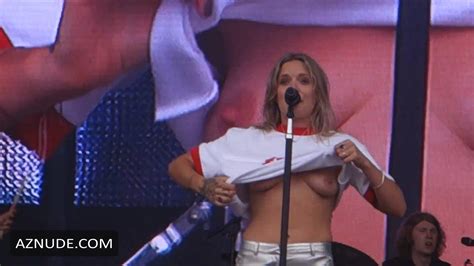 Tove Lo Shows Off Her Nice Tits On Stage At Outside Lands Music