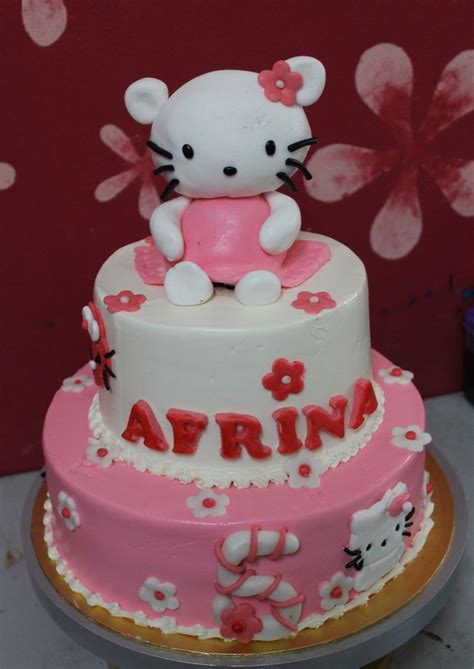 Personagem carismática há gerações, a hello kitty pode ser o tema da decoração do quarto da bebê. Kek Afrina: Harijadi AFRINA : Hello Kitty Cake